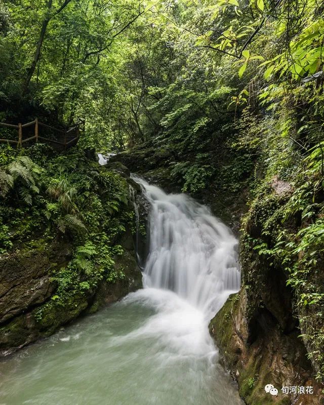 山谷溪流   