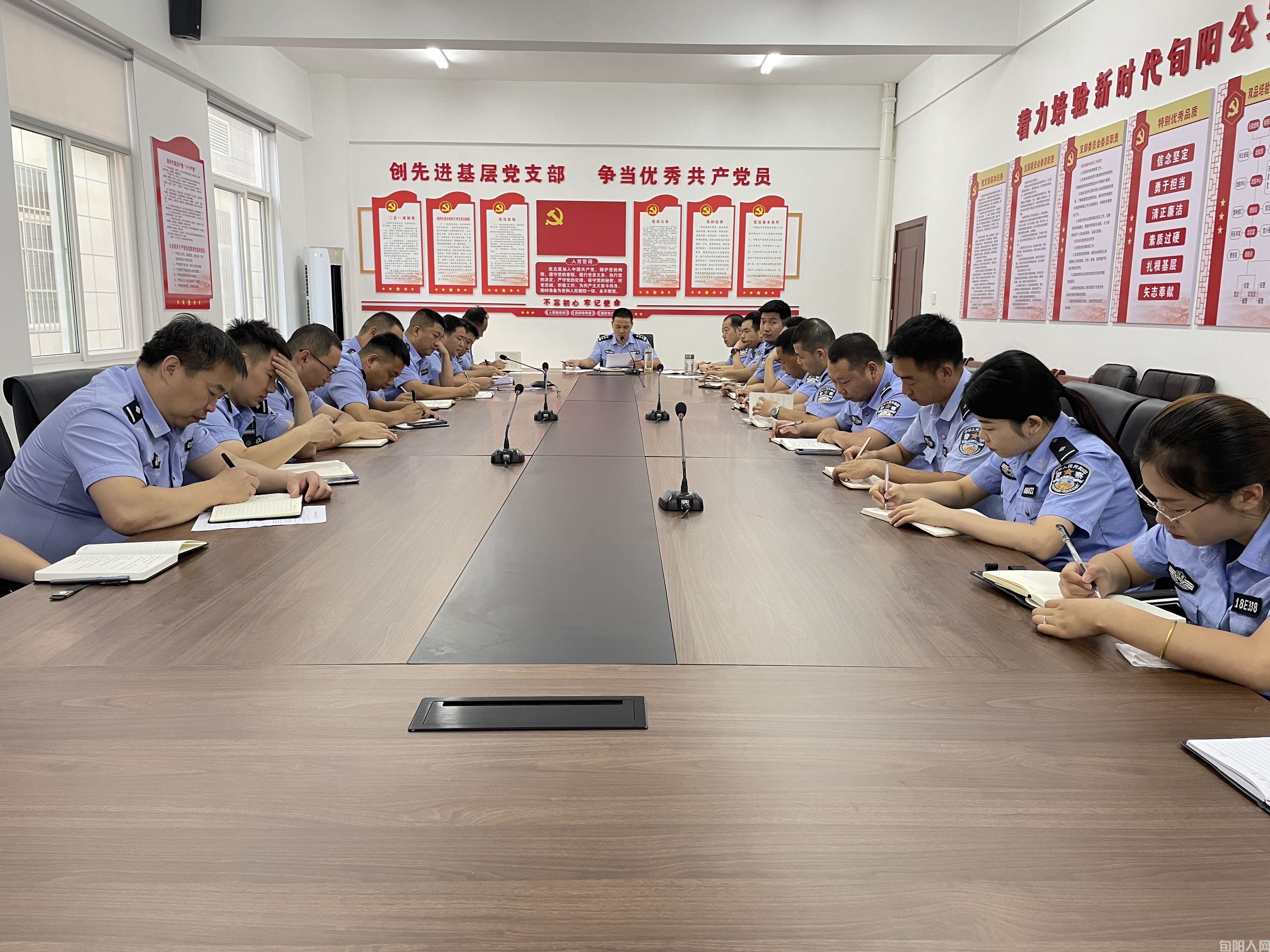 旬阳市公安局城郊派出所党支部组织开展庆“七一”主题党日活动