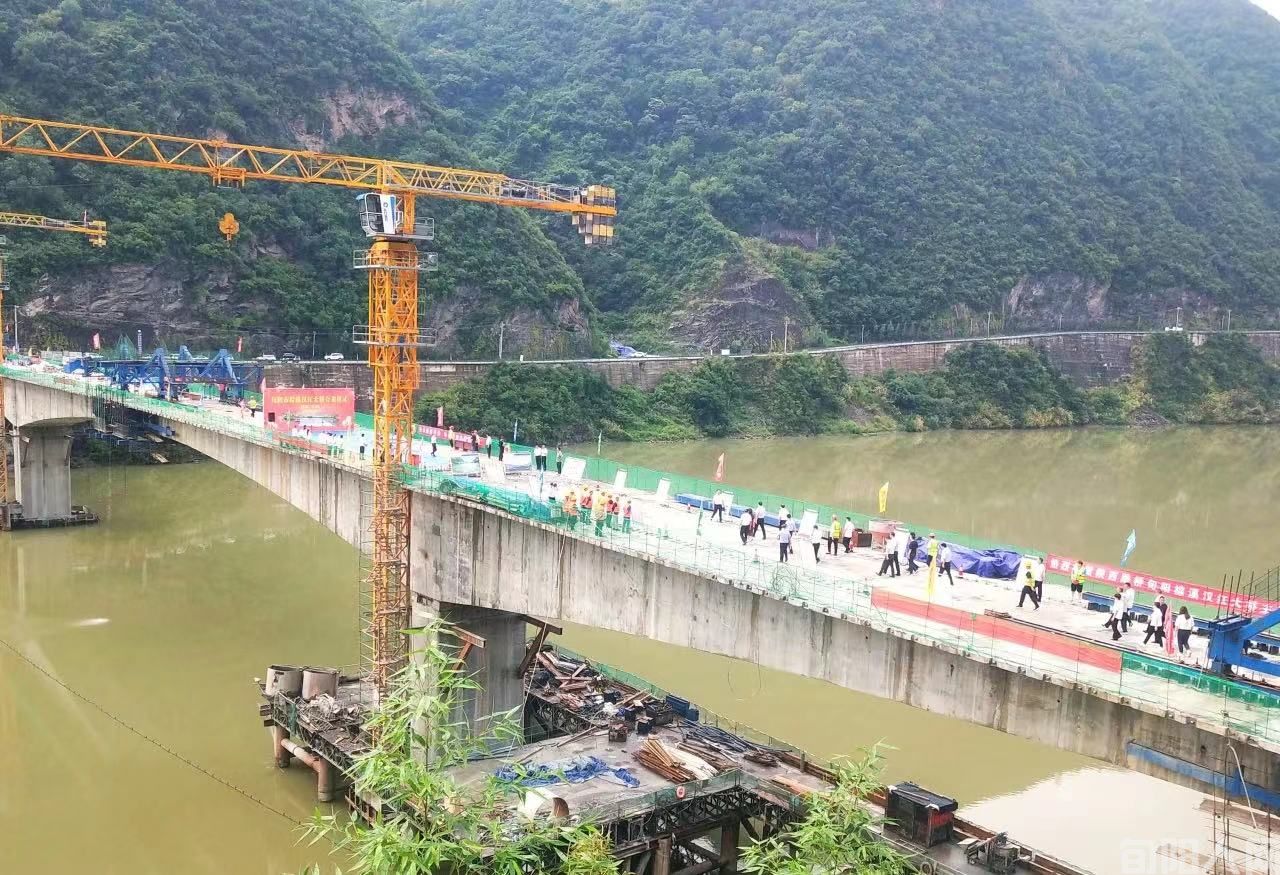 汉江大桥合龙3.jpg