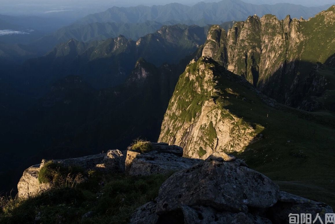 秦岭石                                                            文/李虎山(图1)