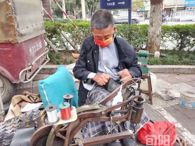 鞋匠               文/柯荣(图1) 鞋匠.jpg