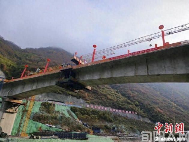 西康高铁旬河大桥顺利合龙