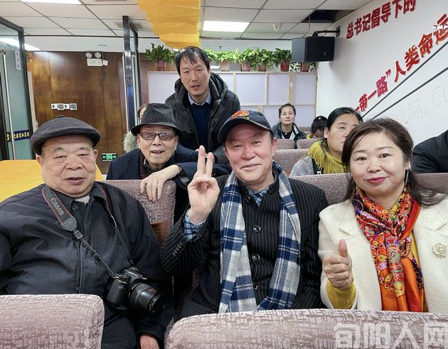 郑改华:耄耋之年雄风在 网络红人冲浪行        文/张根劳(图4) 潮爷2.jpg