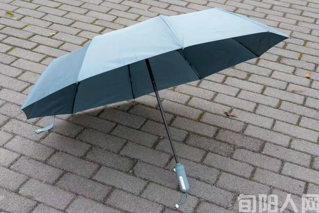 一把雨伞          文/向维录(图1) 伞.jpg