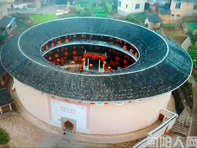 观感三首        文/吴丰田(图1) 土楼.jpg