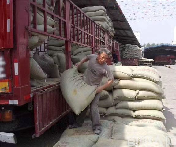 桥头卸车人        文/谷去皮 (图1) 卸车工人.jpg