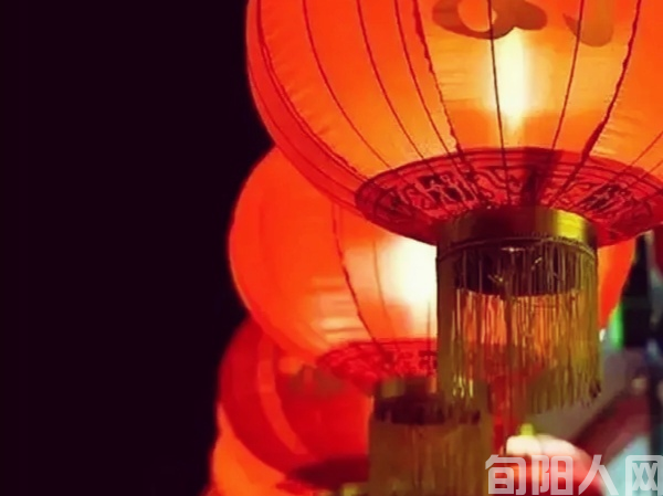 红灯高挂        文/张 勇(图1) 红灯笼.png