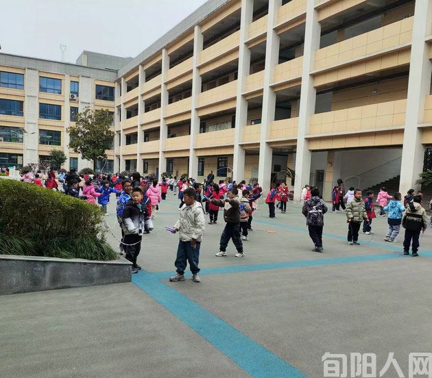 童趣    文/向维录(图1) 学校.jpg