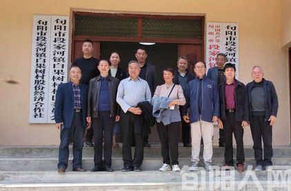春天的田野故事多       文/图 梁宏显(图2) 梁--合影.jpeg