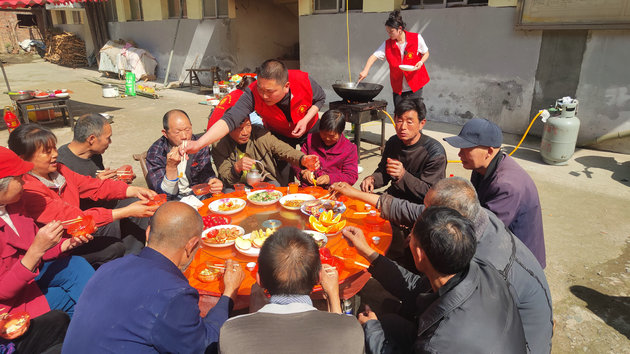 陕西安康旬阳市铜钱关镇:敬老爱老显温情  志愿服务暖人心(图1) 1.jpg