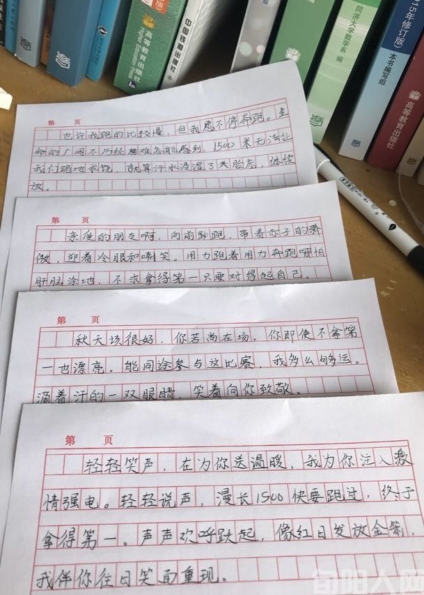 改稿子.jpg
