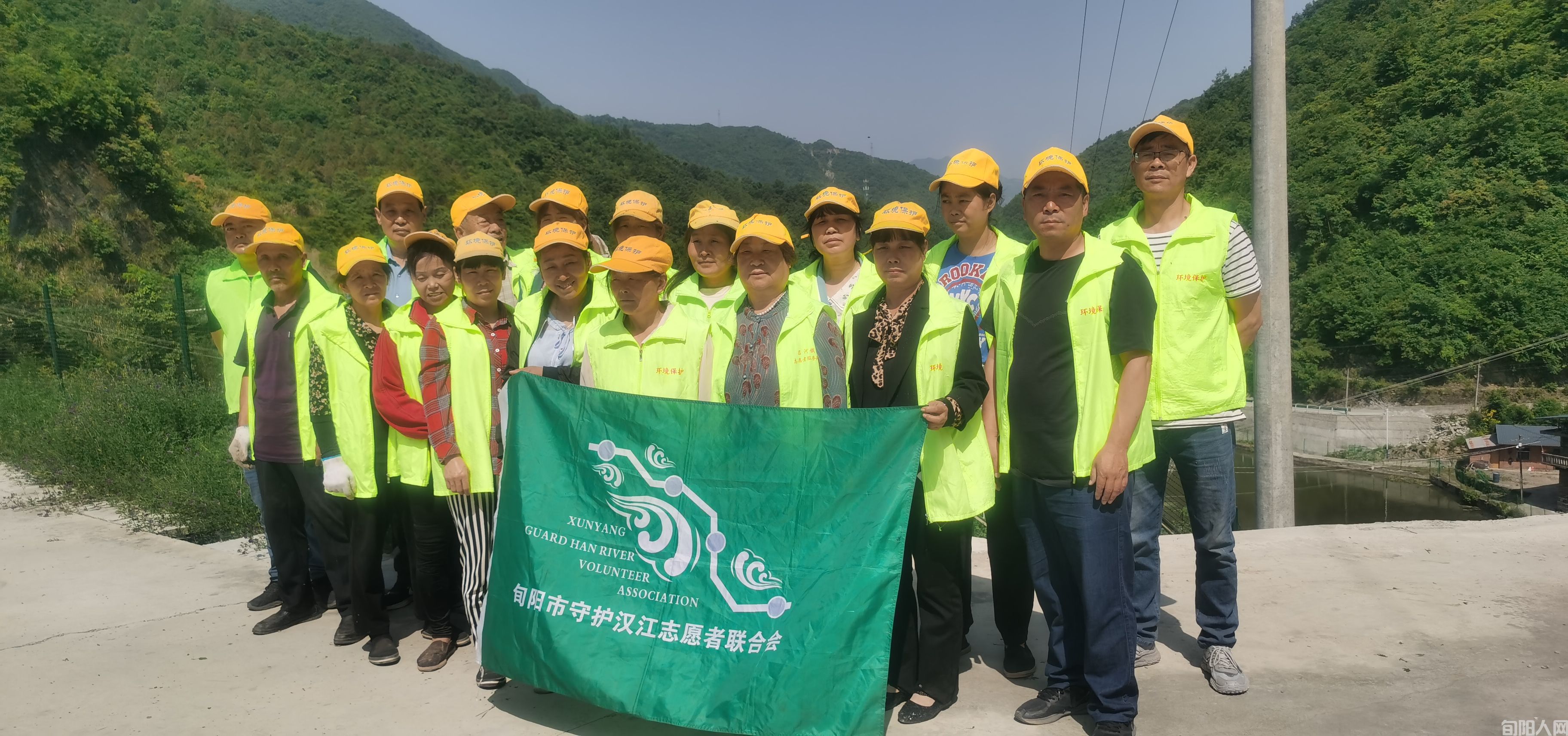 保护青山绿水在行动 —旬阳市守护汉江志愿者联合会活动纪实   文/常正安