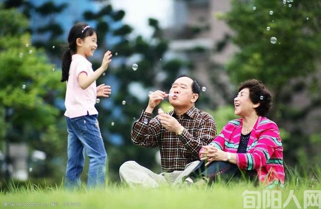老人与小孩.jpg