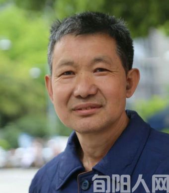 从生活中擦出诗意火花 ——读胡坪诗集《深蓝》有感  文/柯常安(图4) 柯常安.jpg