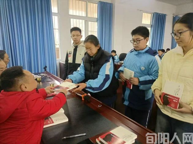 王庭德书友会开展“读书励志”进校园活动(图3) 王庭德2.jpg
