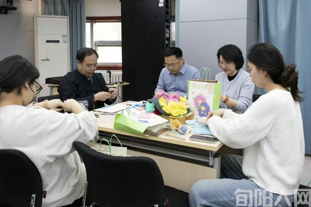 非遗绽芳华  巾帼庆佳节 ---海红棉絮画非遗传承团队走进西安新城区人民检察院(图1) 棉絮1.jpg