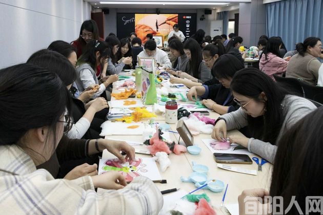 非遗绽芳华  巾帼庆佳节 ---海红棉絮画非遗传承团队走进西安新城区人民检察院(图2) 棉絮2.jpg