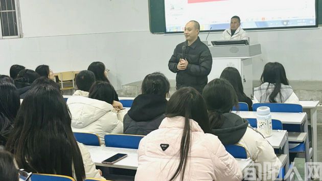 “书香得以明志,励志照亮人生”主题励志讲座圆满完成(图1) 王.jpg